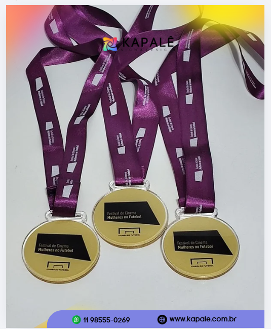 Três medalhas douradas com fitas roxas do Festival de Cinema Mulheres no Futebol