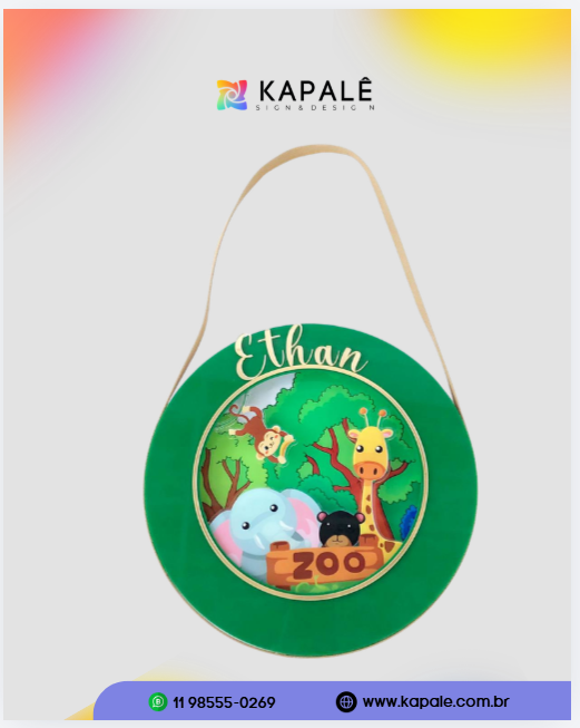 Placa circular verde com o nome Ethan e ilustrações infantis de animais do zoológico