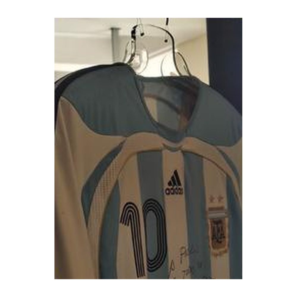 Camisa histórica em suporte discreto