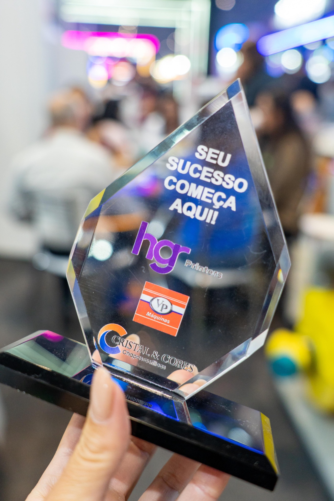 Troféu corporativo facetado em acrílico