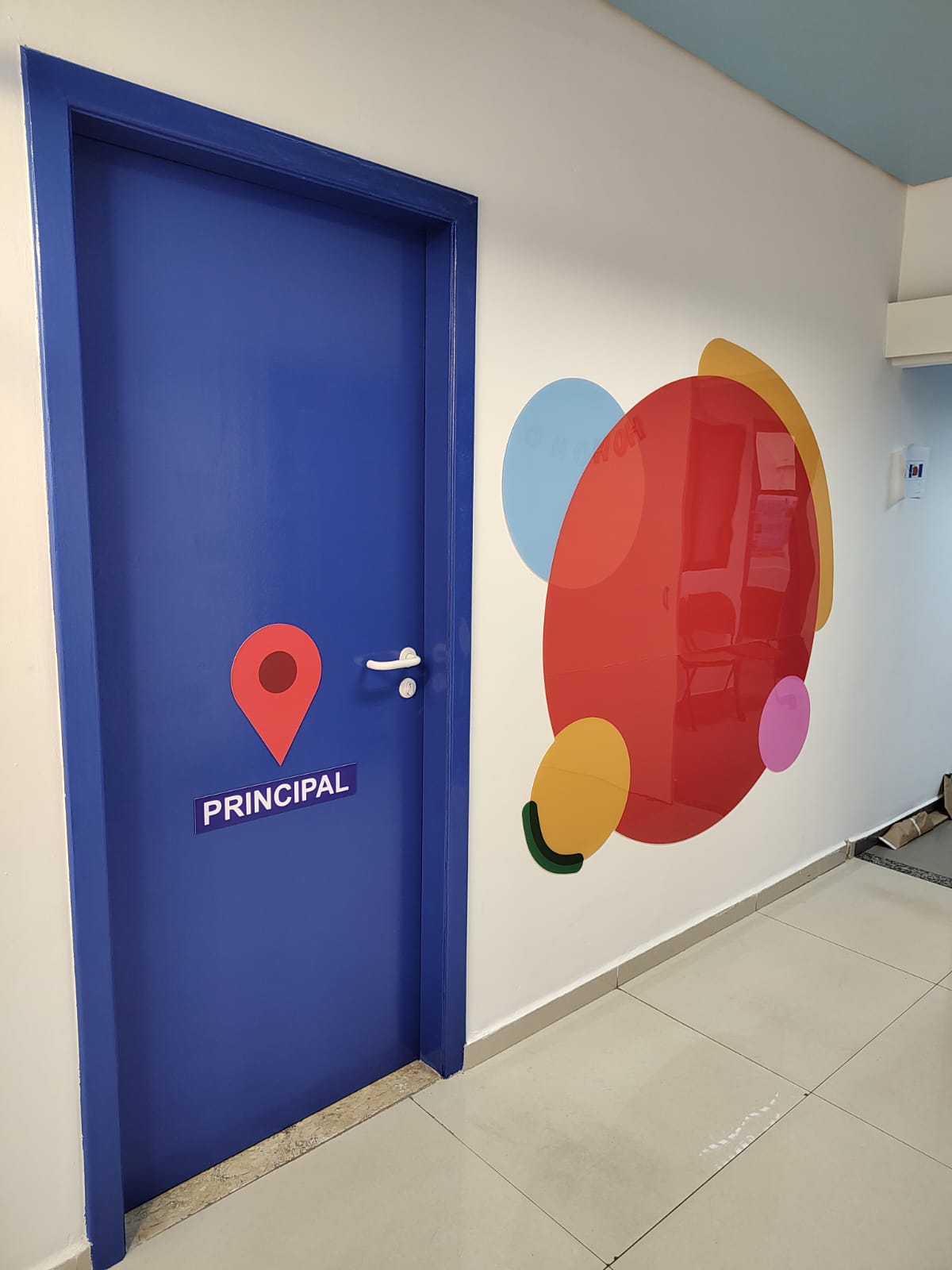Porta azul identificada como Principal, com marcador vermelho e painel colorido ao lado
